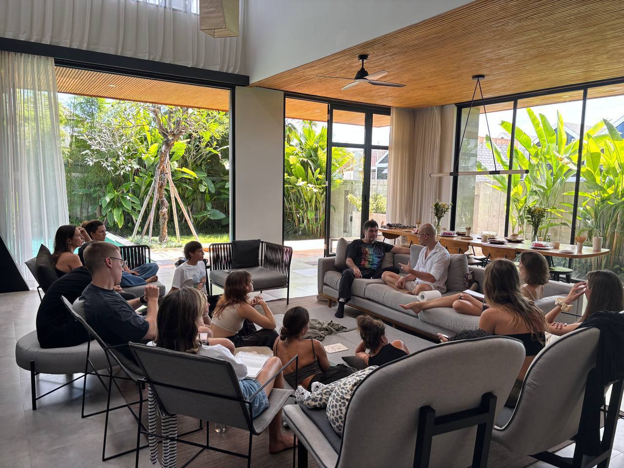 групповая работа участников в пространстве ретрита